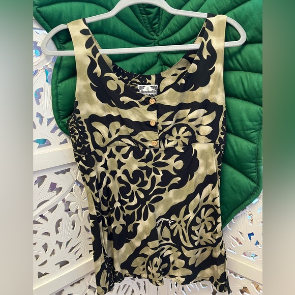 Manuhealii Tops - Traded** VTG Manuheali’i quilt print Tank top. Black/Olive. Wood button front